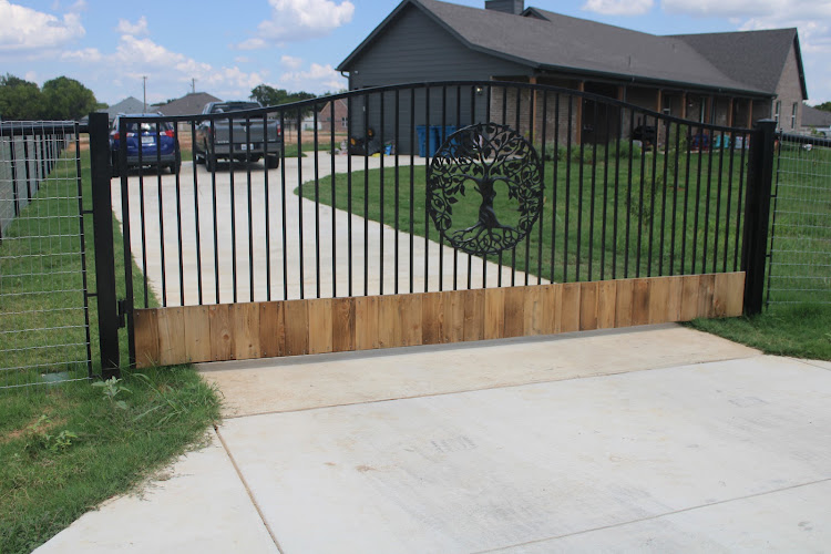 Berg Fence and Gate in Springtown