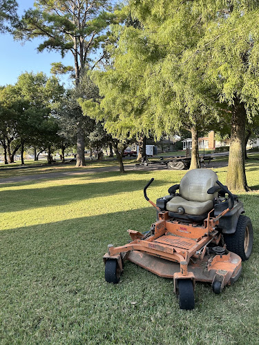Gus Lawn Care (Lake Kiowa, Gainesville, Lindsay) in Gainesville