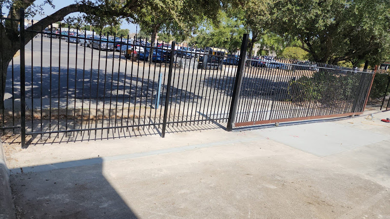 Apex Fence Contractor Irving in Irving