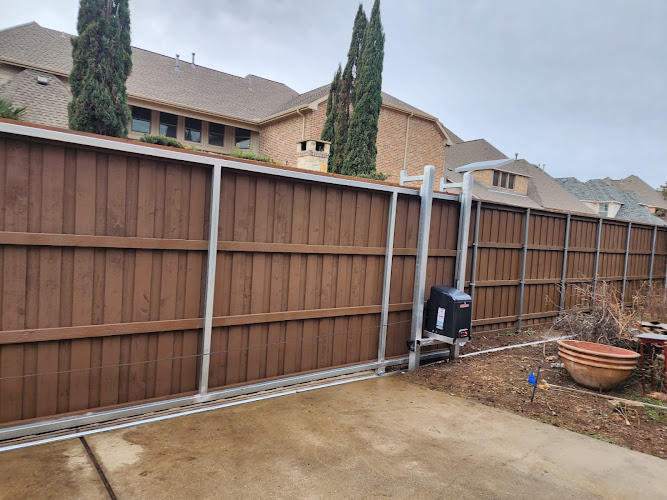 Roberto's Fence & Gate Repair Arlington in Arlington